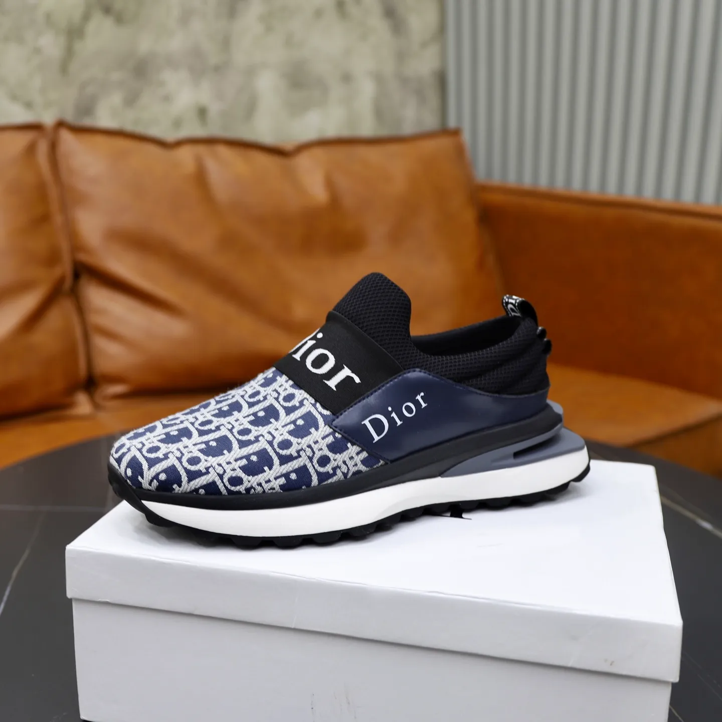 Ex-factory price: 462💰🙅‍♂️🙅‍♂️🙅‍♂️ Brand: Dior DIOR Standard code: 38-44 (45 customized) Grade: Same as the official website Material: Original leather splicing brand cloth Comfortable and breathable lining Lightweight and wear-resistant sports outsole Style category: Men's fashionable casual shoes Running sneakers Distinguished luxury brand elements Top luxury Color: actual picture color